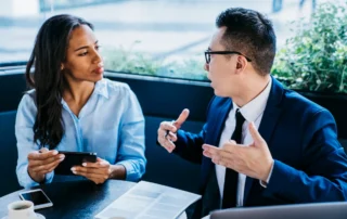 Cuando interrumpir es cortés: las reglas ocultas de la conversación entre culturas