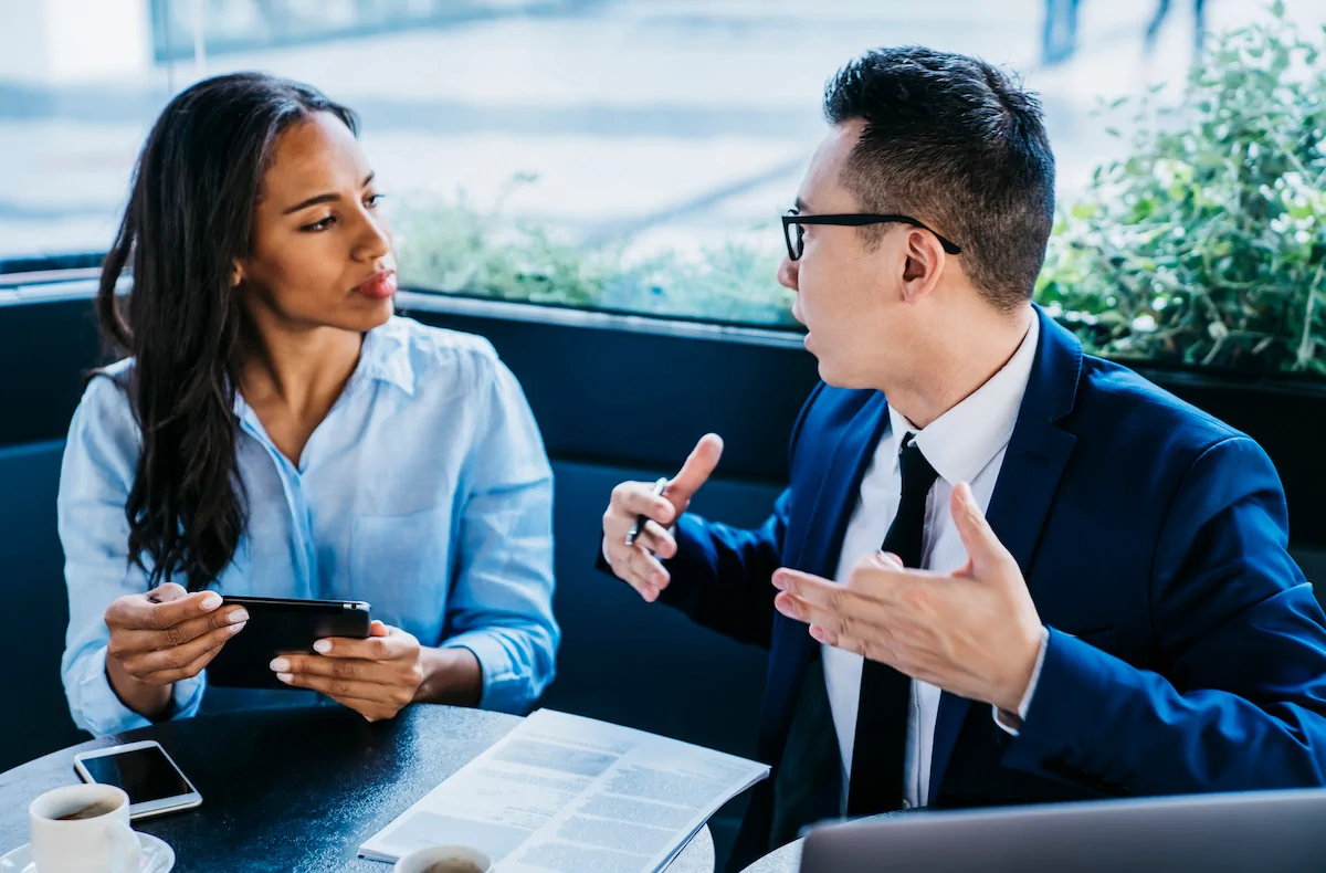 Cuando interrumpir es cortés: las reglas ocultas de la conversación entre culturas
